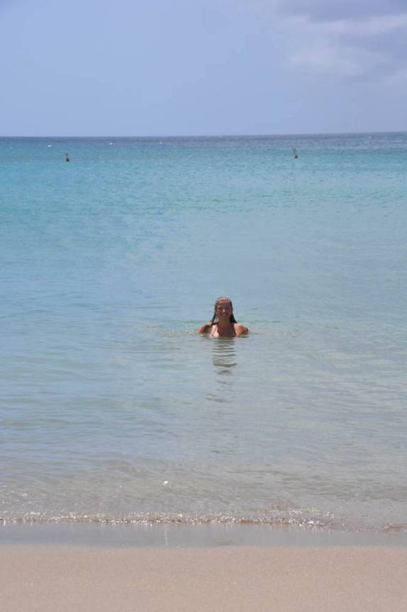 Nadando em Pinney Beach, em Nevis - Caribe